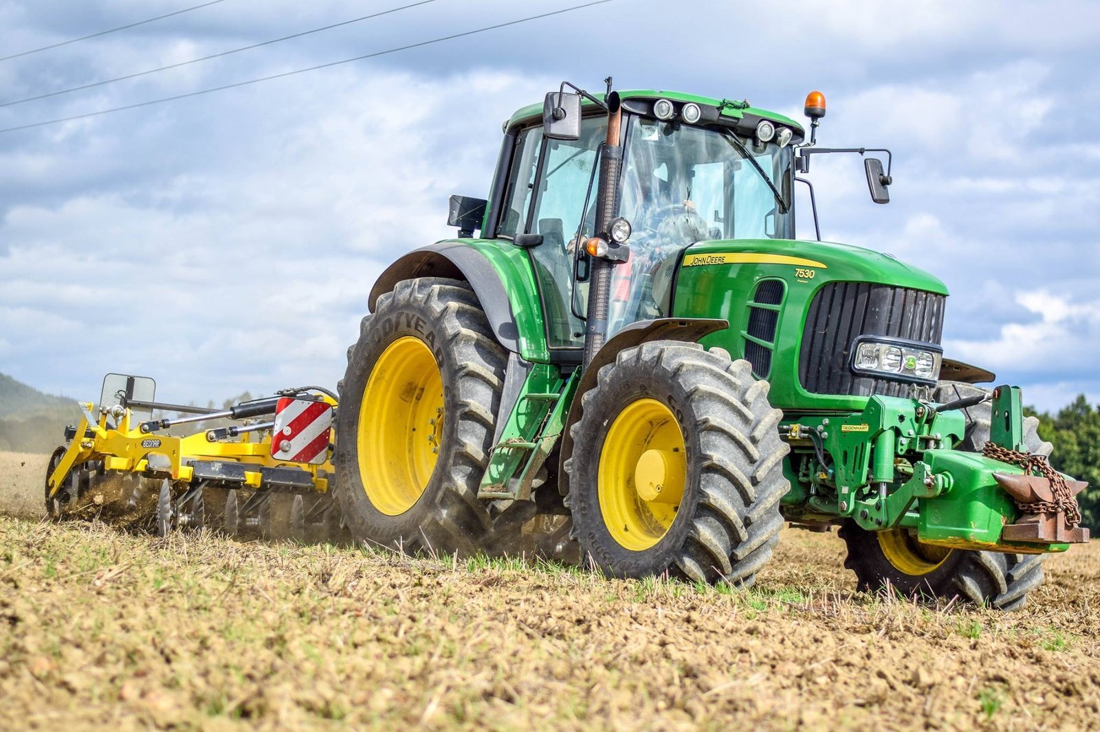 John Deere na poli