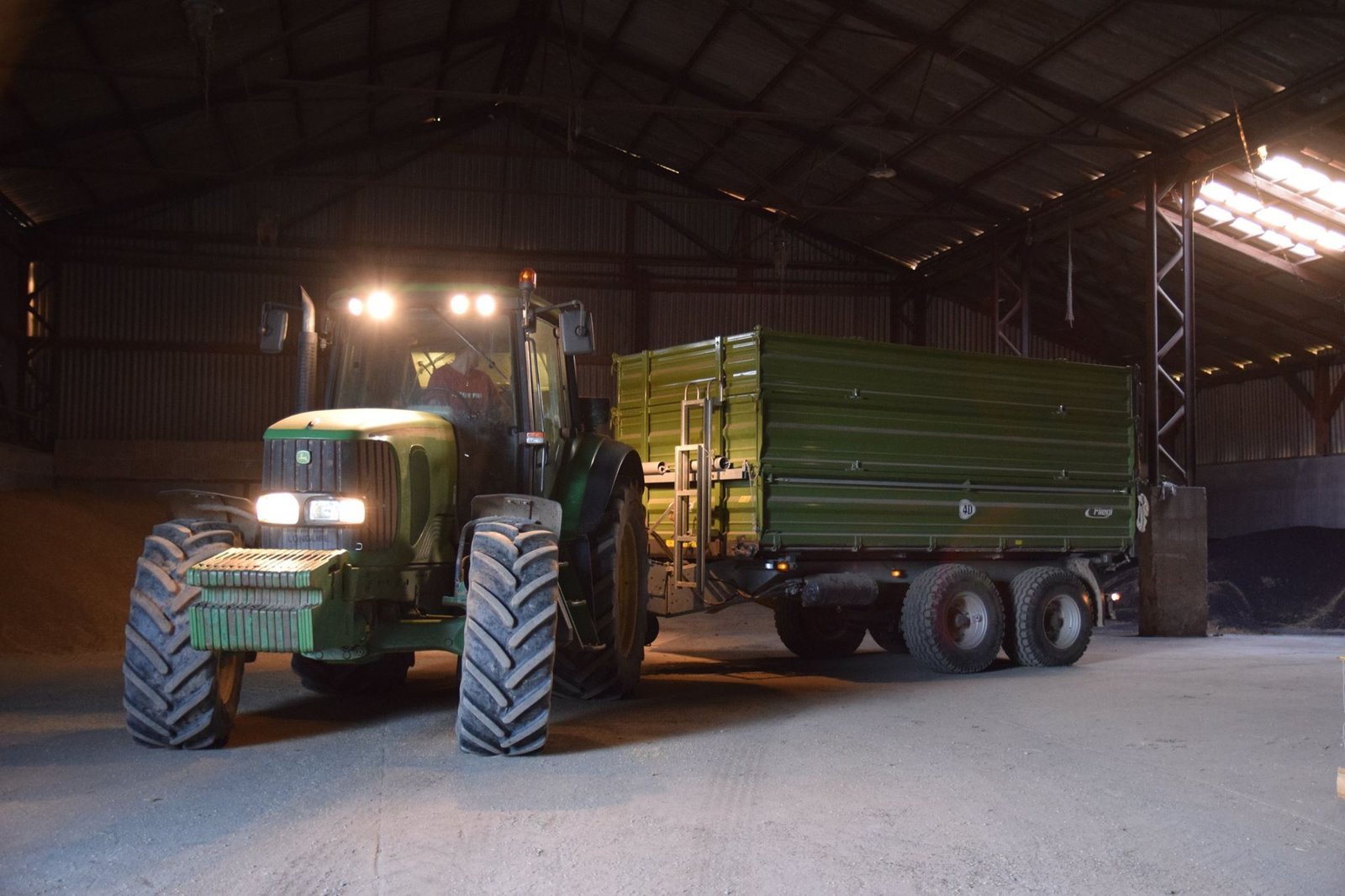 Traktor ve stodole